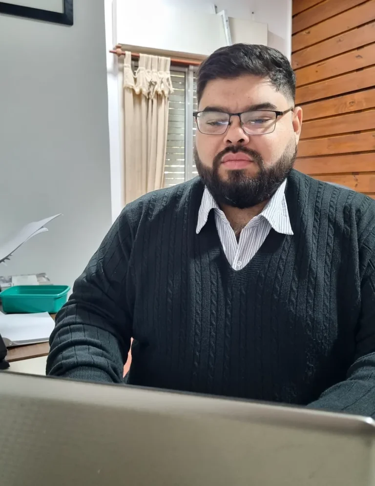 Cr. César Javier Sosa, CEO de Sosa & Asociados, trabajando en su estudio contable de Formosa
